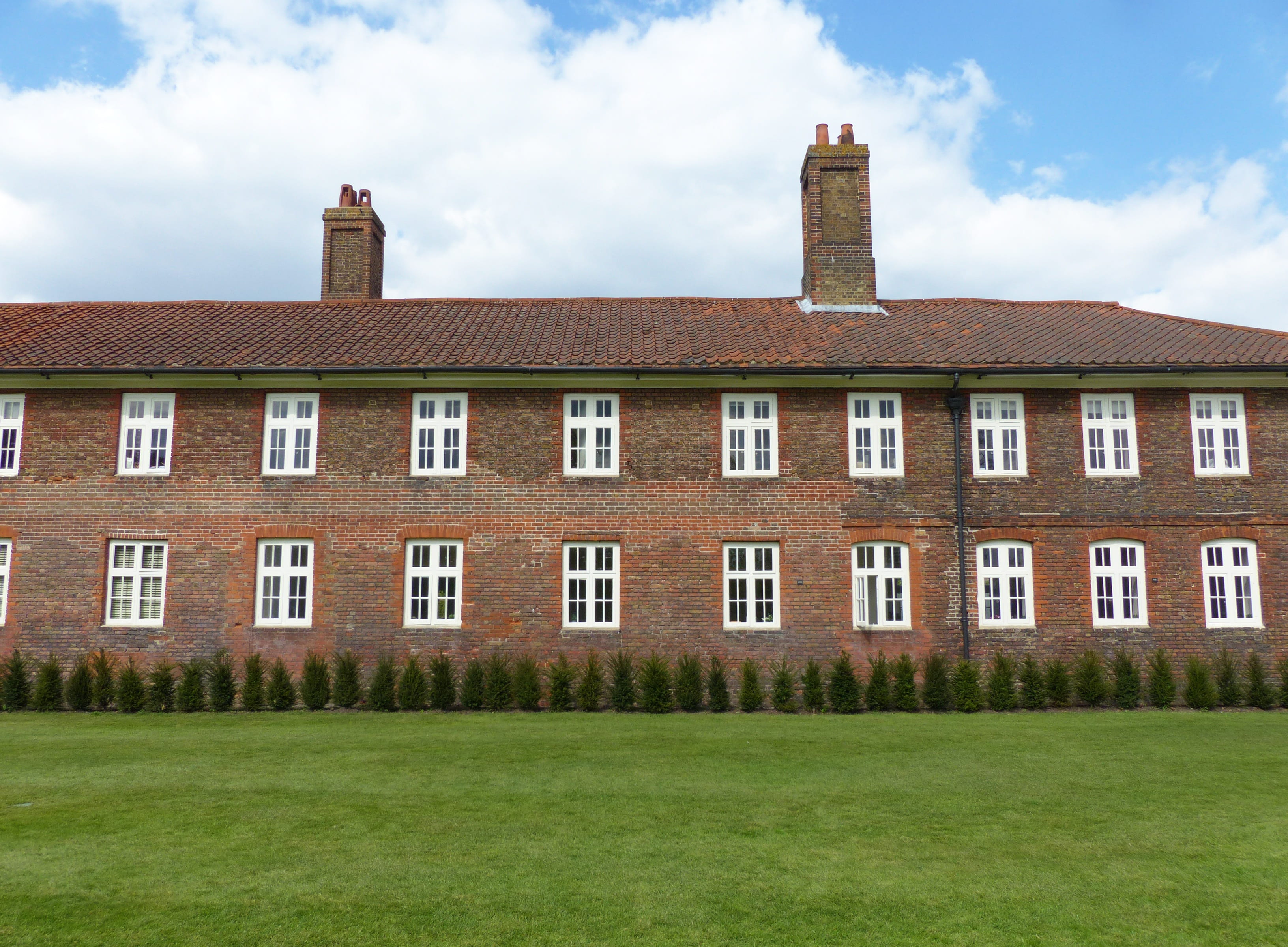 hampton court palace, english house, brick house, king henry viii