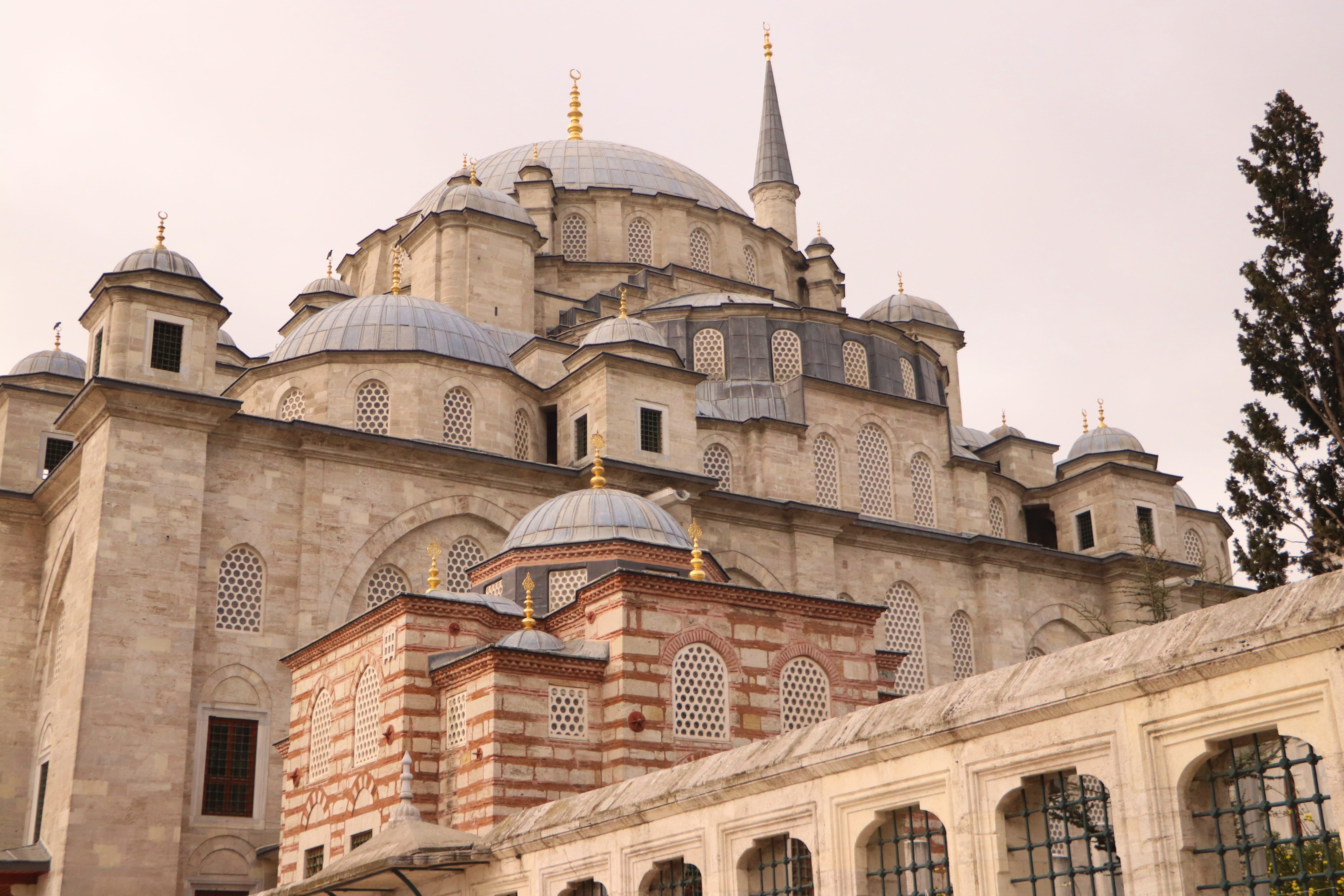 Мечеть фатиха в стамбуле. Мечеть завоевателя Стамбул. Мечеть Фатих Стамбул внутри.