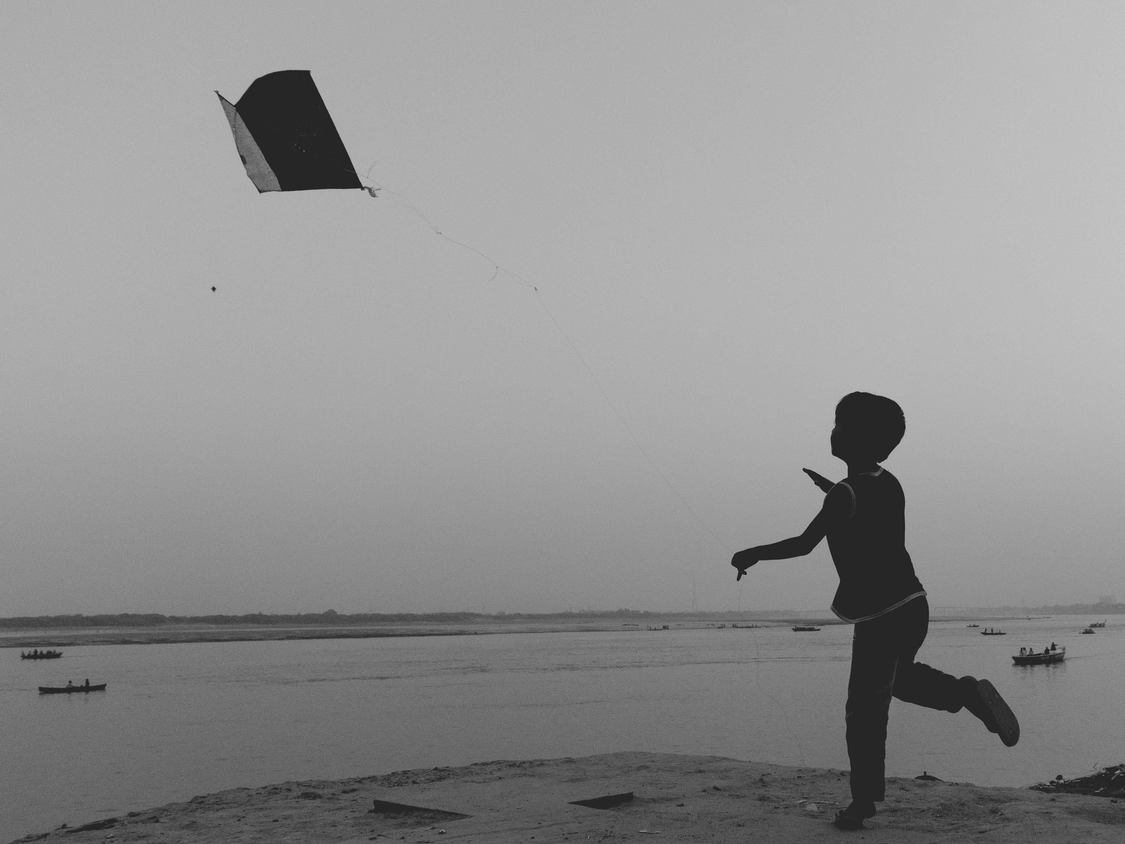 varanasi, india, kite flying, black and white, bnw, lake, kid