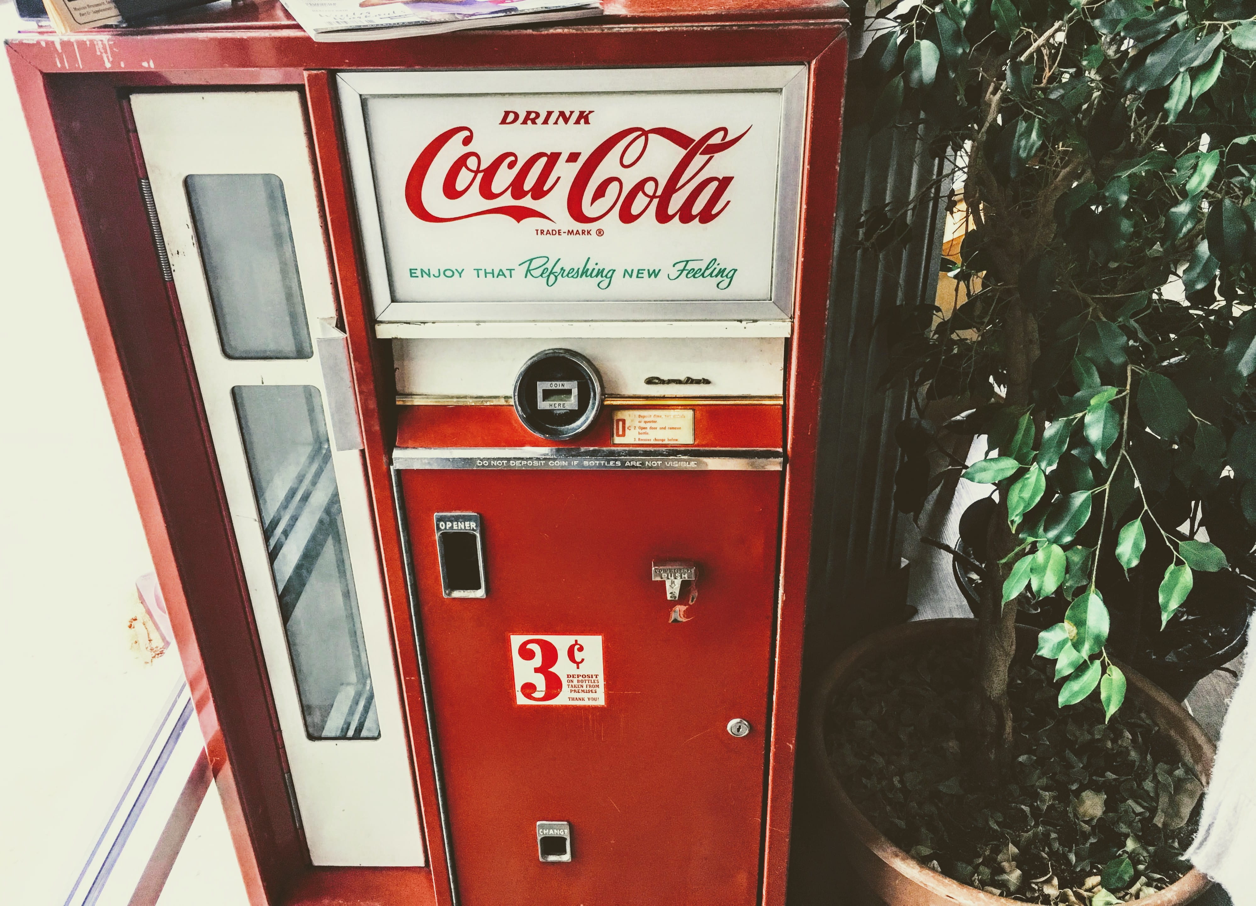 Red and White Coca-cola Vending Machine, coca cola, mobilechallenge