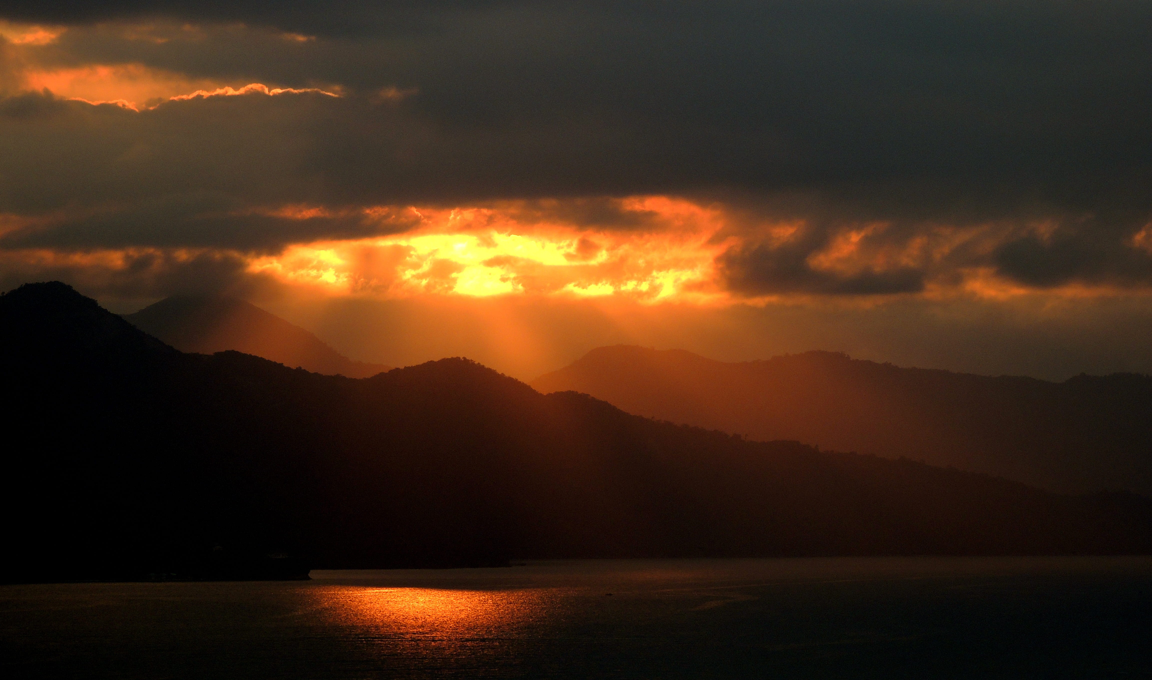 Mountain during Sunset Photograph, clouds, mountains, reflection