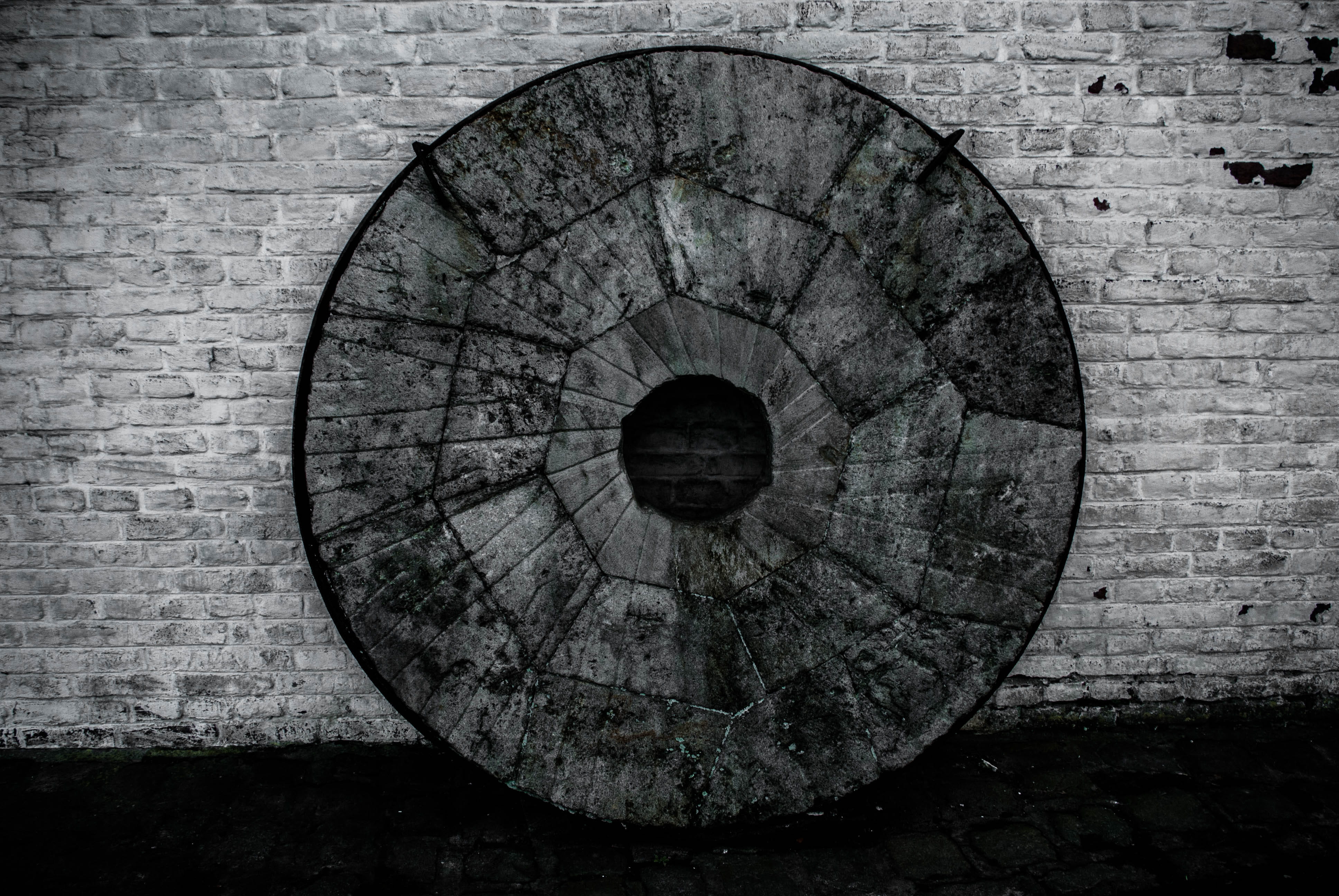 wheel, circle, geometric shape, no people, old, wall - building feature