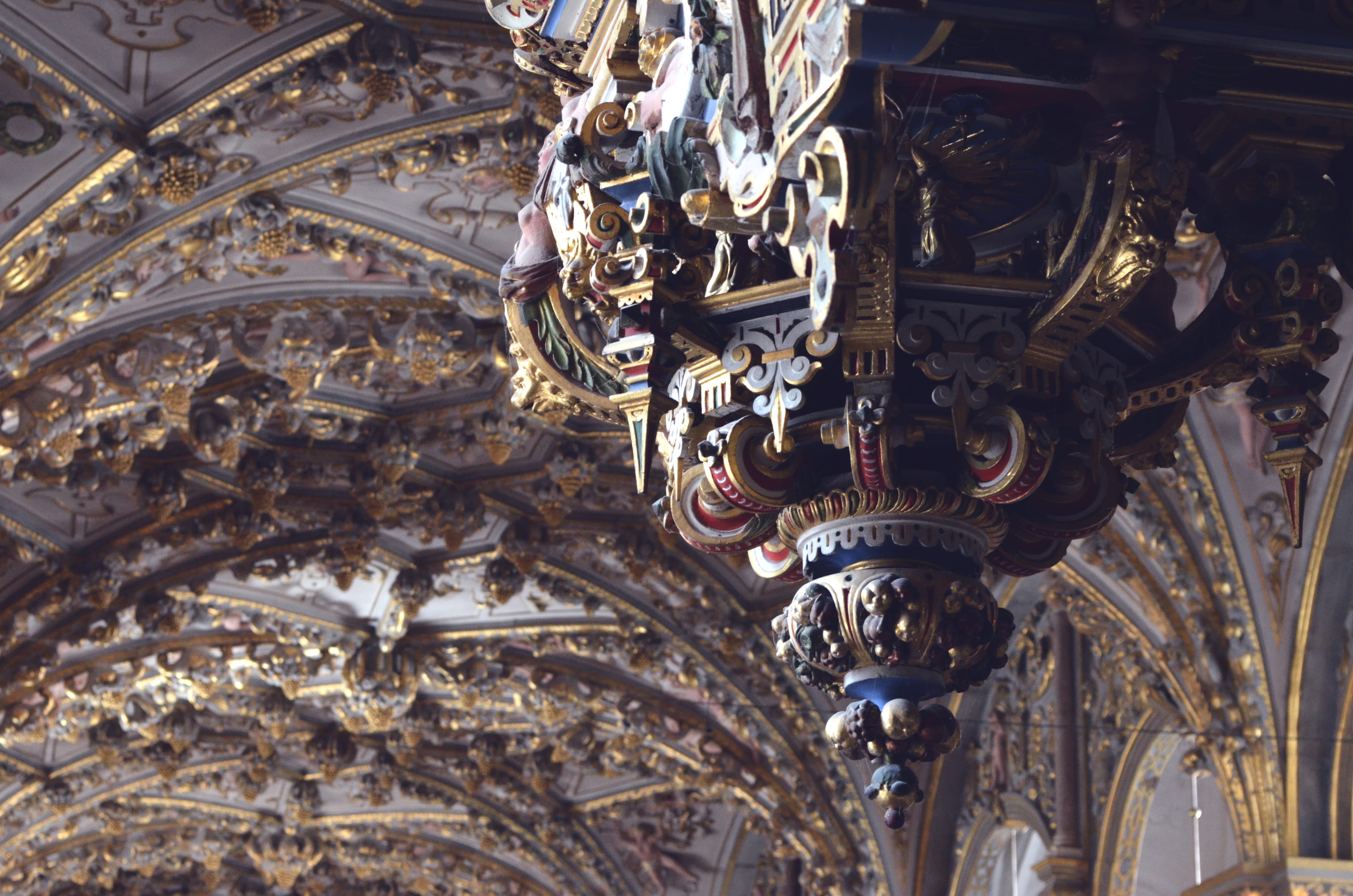 architecture, low angle view, no people, built structure, ceiling