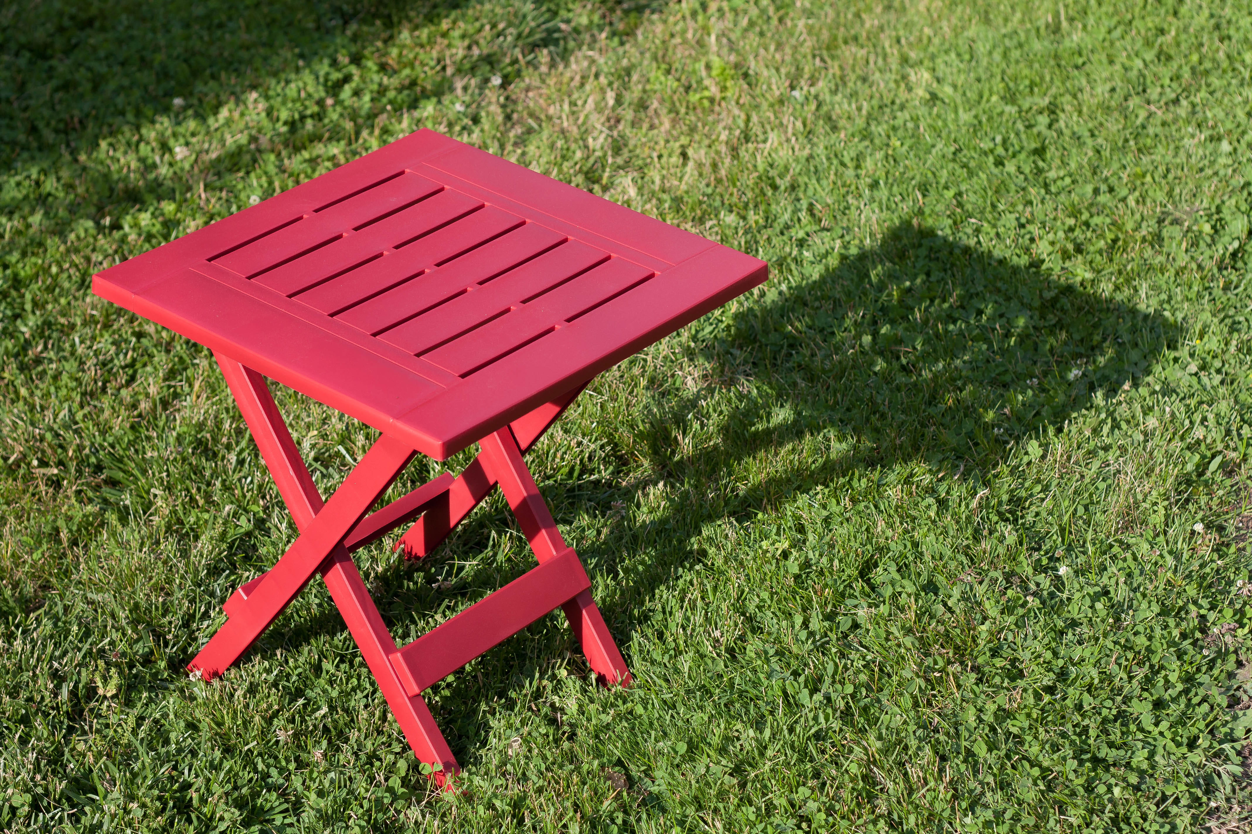 table, garden, grass, red, green, lawn, shadow, daylight, wallpaper