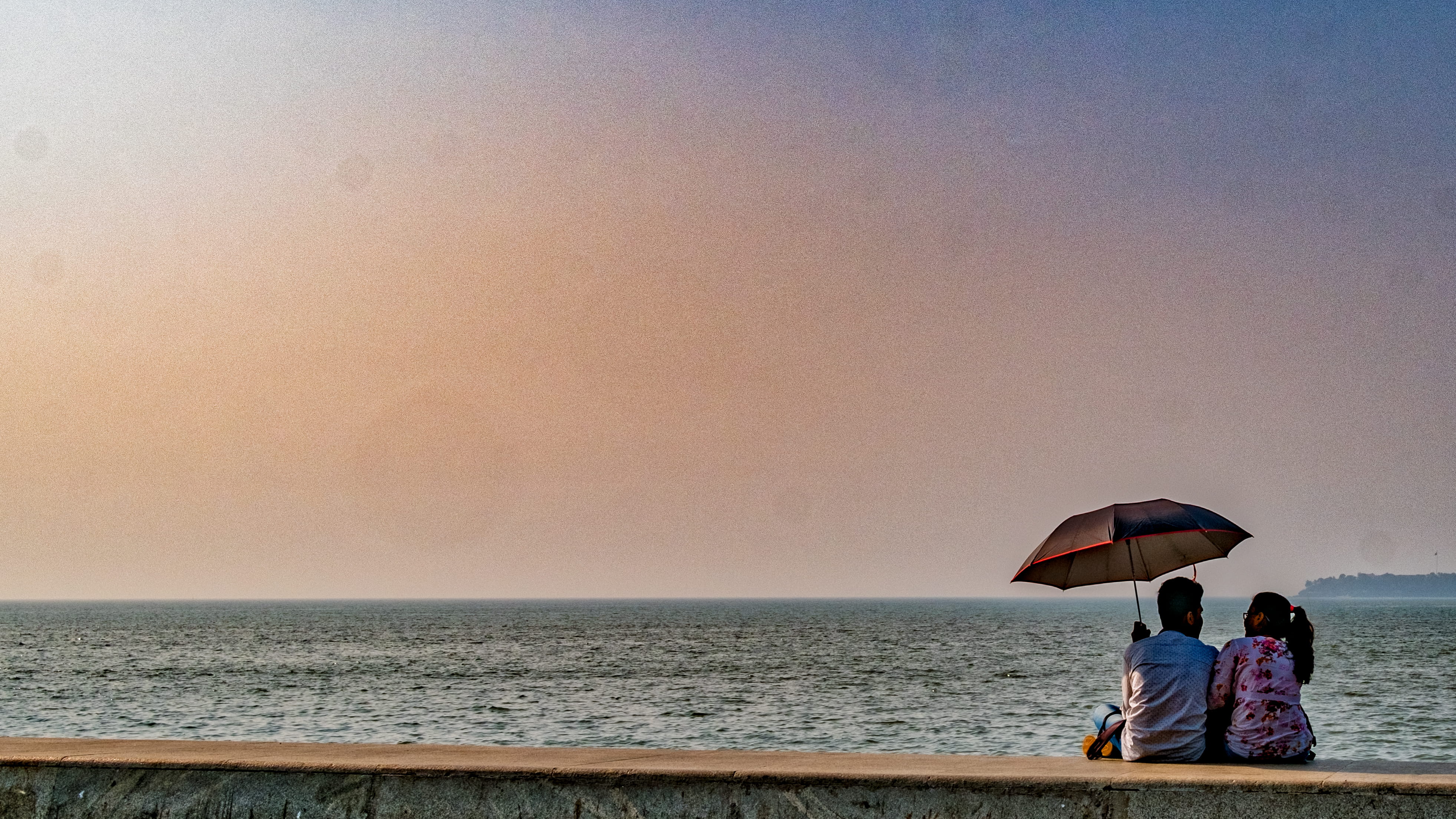 mumbai, india, couple, marine drive, seaside, quay, arabian sea