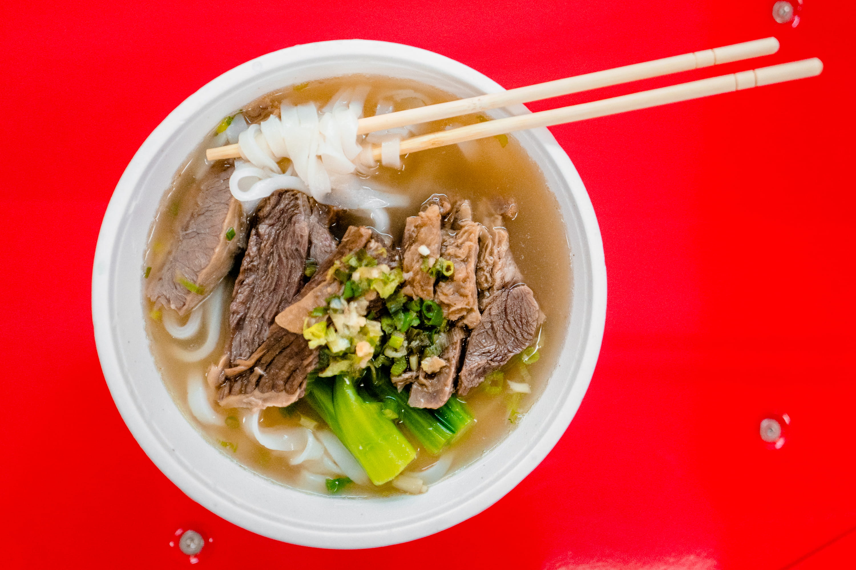 closeup photography of soup with meat, hong kong, food, noodle