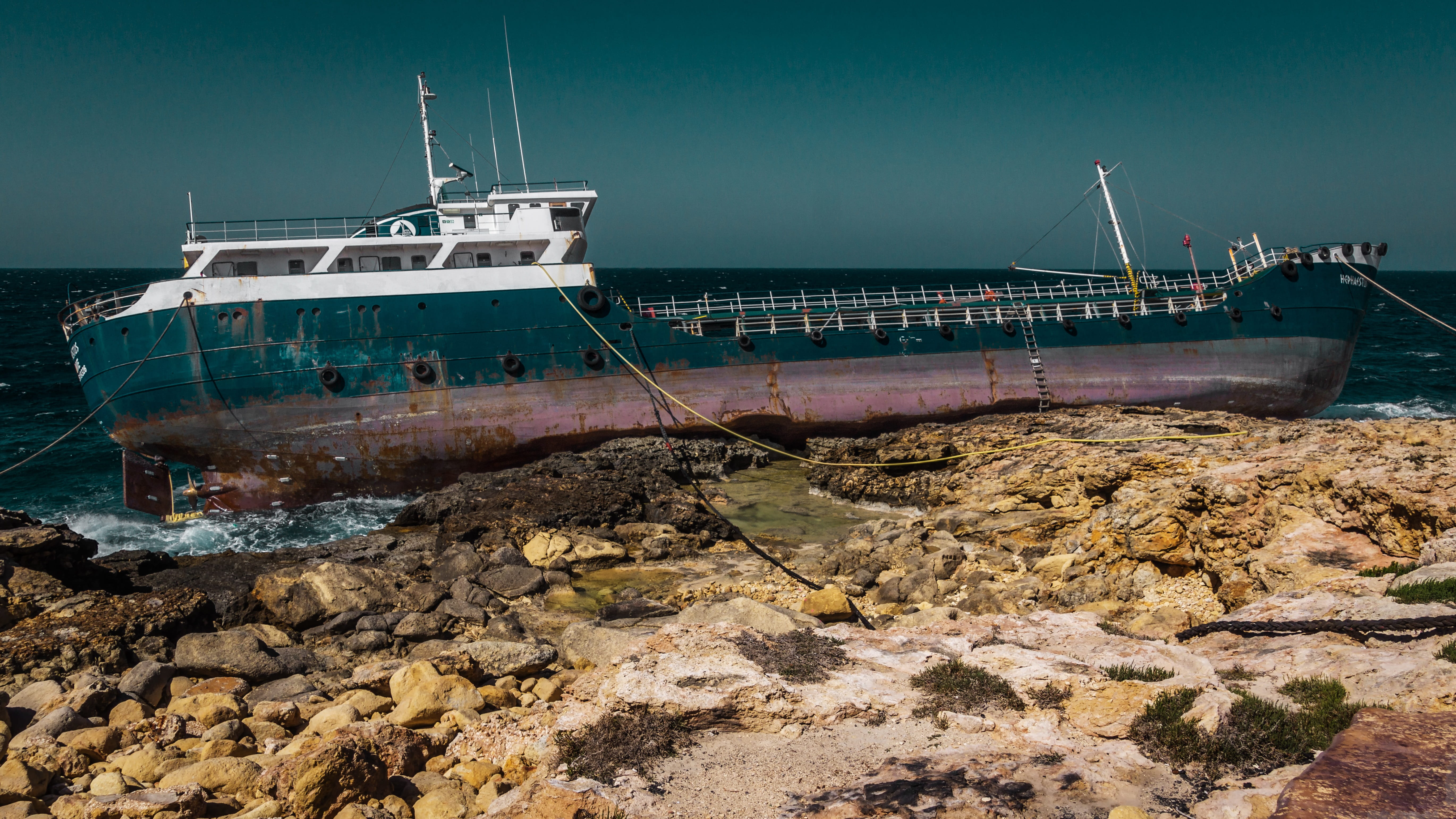 general average, wreck, stranded, frachtschiff, coast, shipwreck