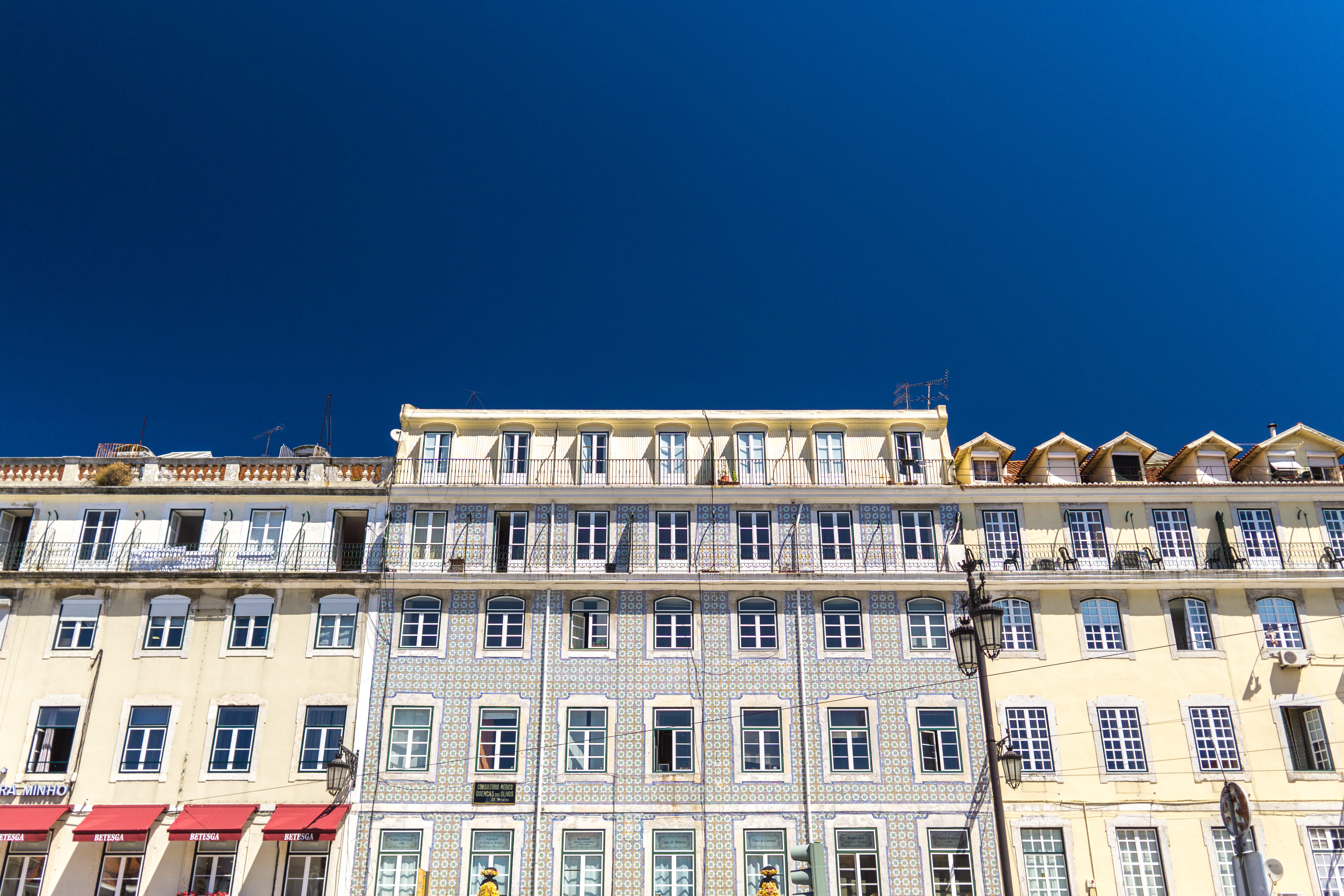 building exterior, built structure, architecture, window, sky