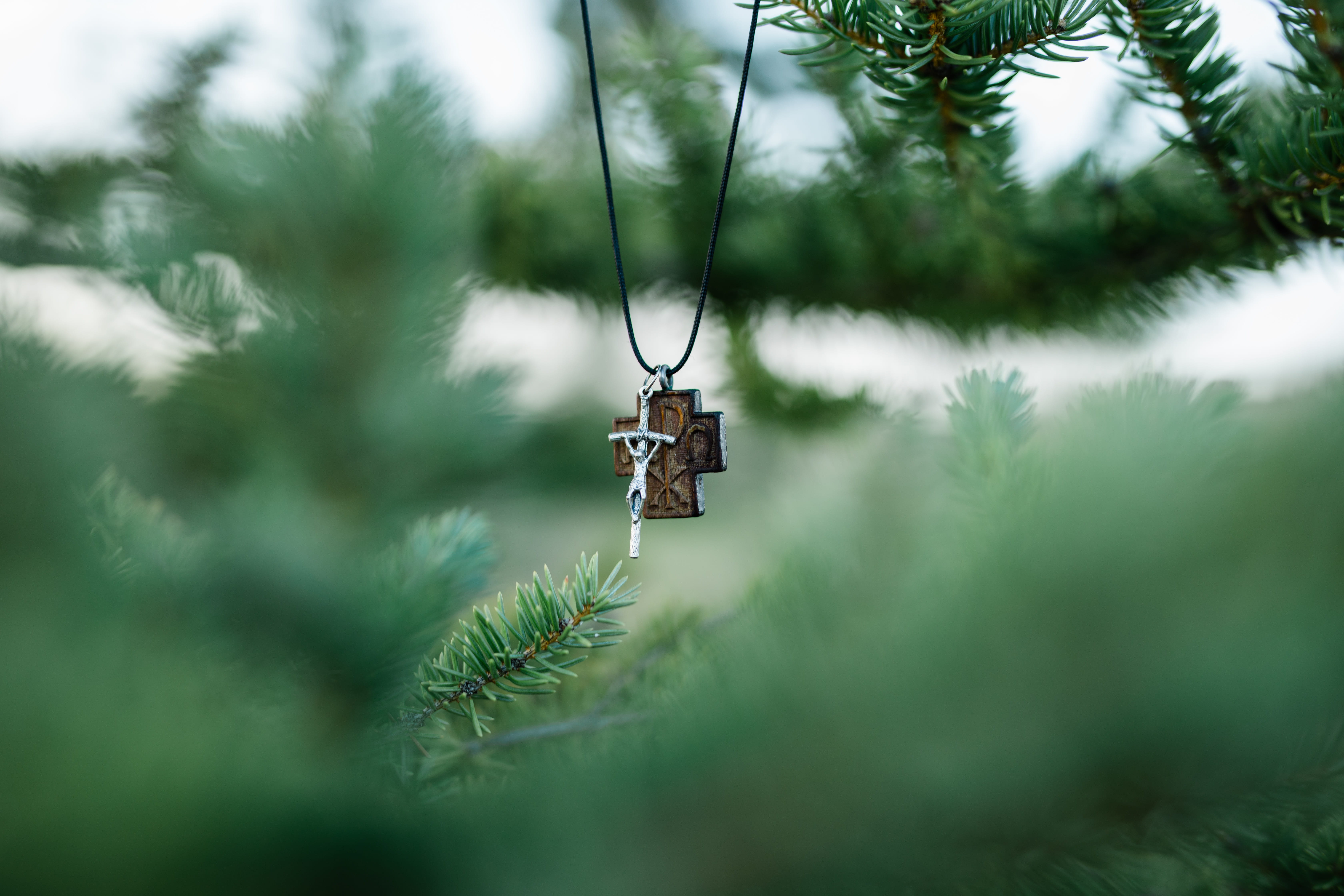 selective focus photography of cross pendant, christ, cross necklace
