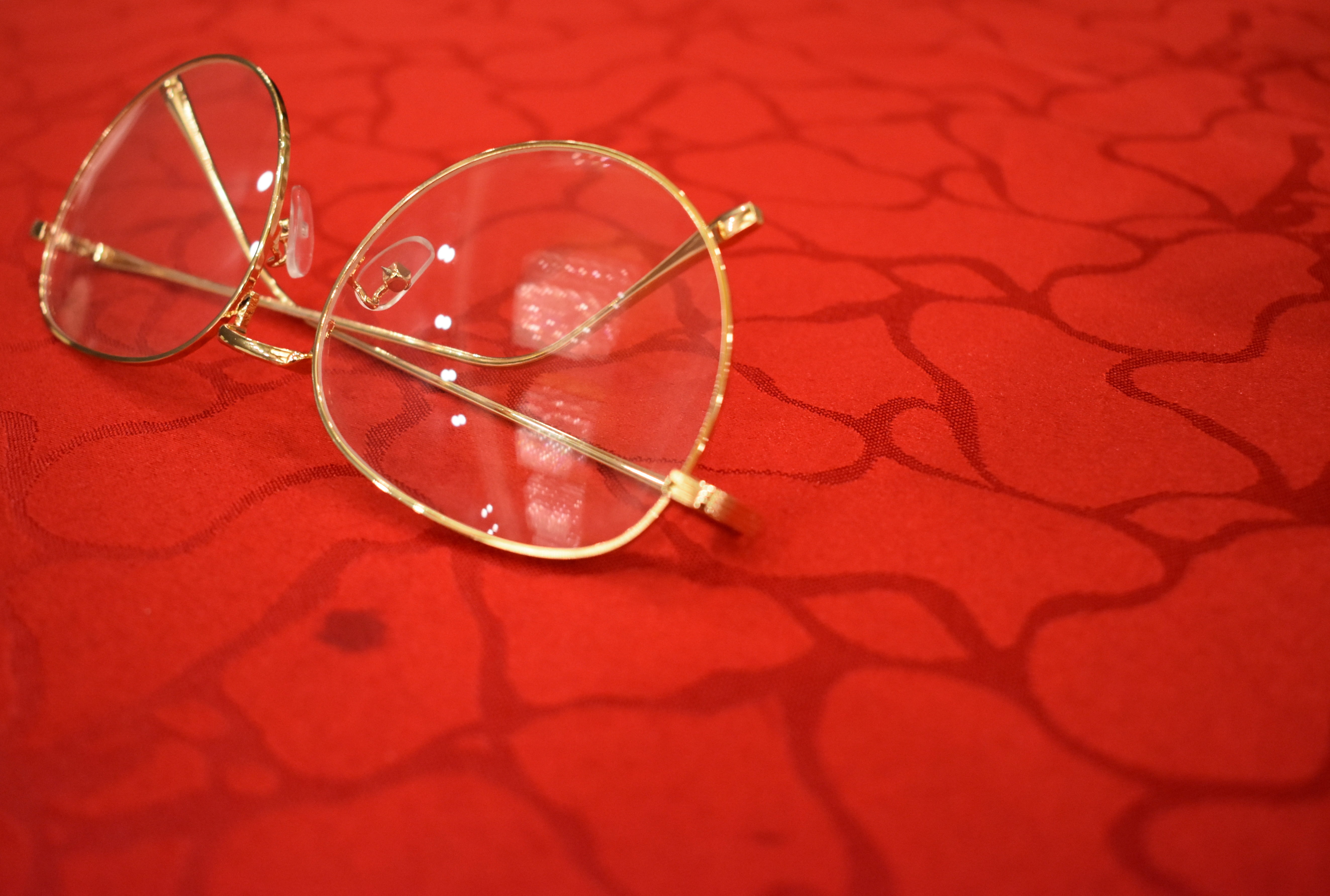 red, reflection, glasses, light, gold, modern, table, close-up
