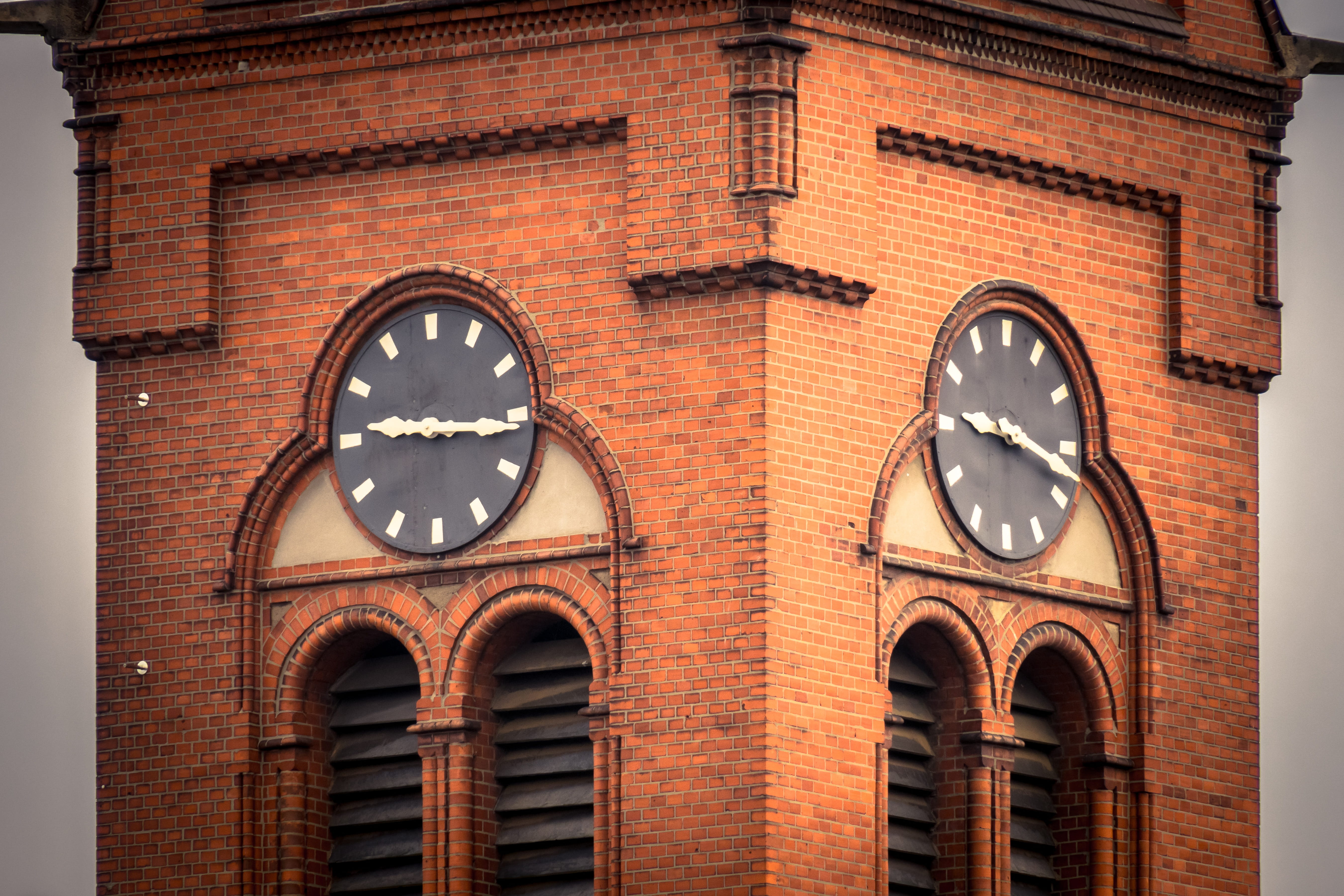 non-simultaneity, deviation, unequal, clock, different, time