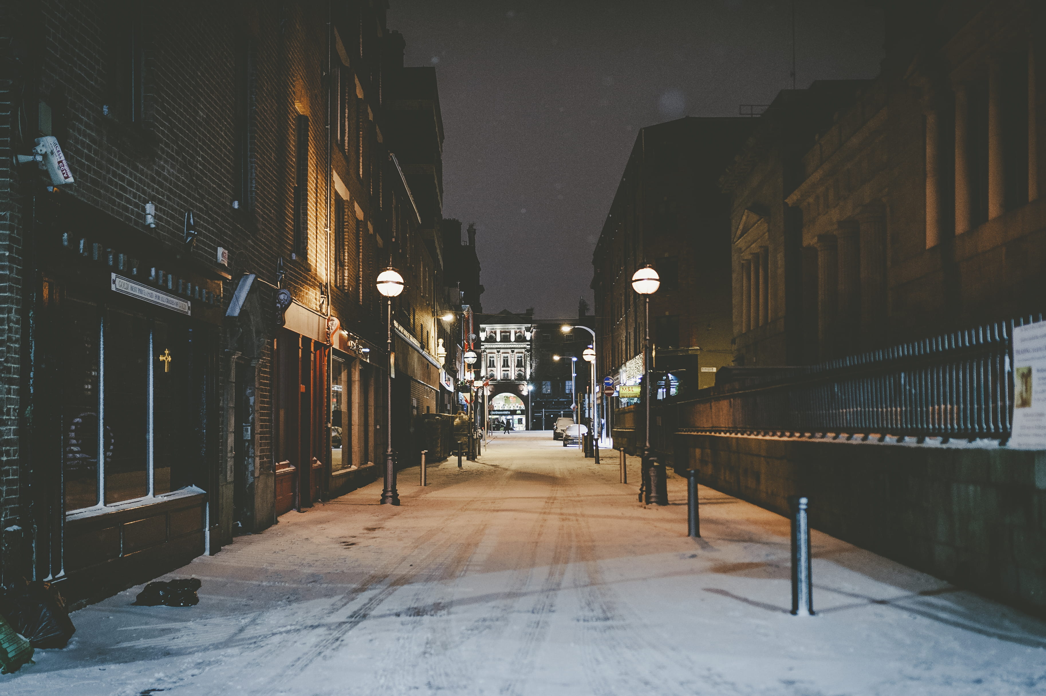empty street between buildings, architecture, built structure