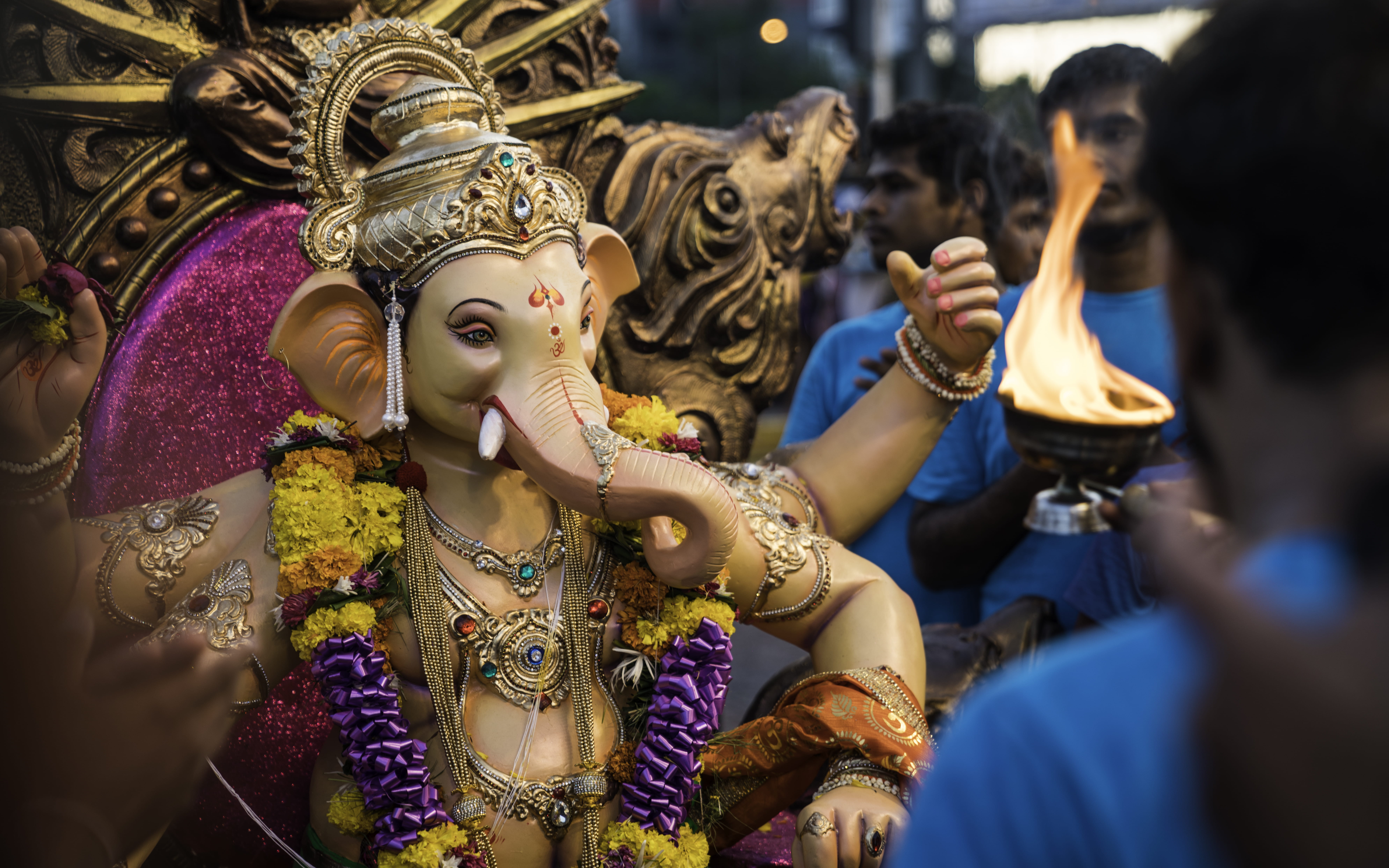 Lord Ganesha figurine, person, human, people, india, mumbai, crowd