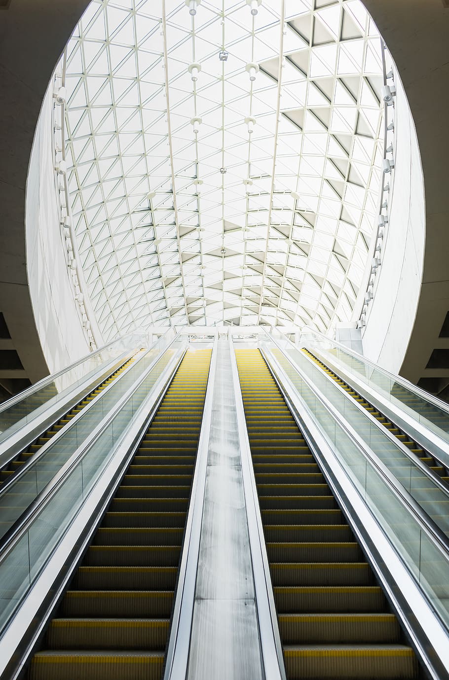 empty escalator, architecture, indoors, built structure, modern HD wallpaper