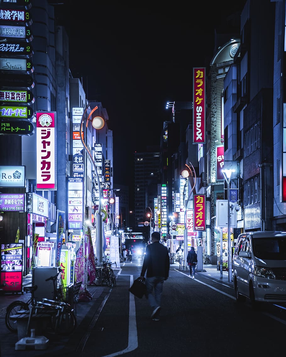 man walking on road, city, night, architecture, built structure HD wallpaper