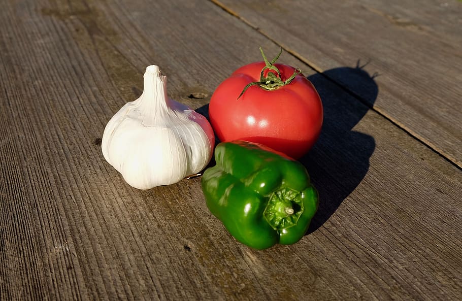 three colure, vegetables, cooking, tomato, onion, pimento, wood - material HD wallpaper