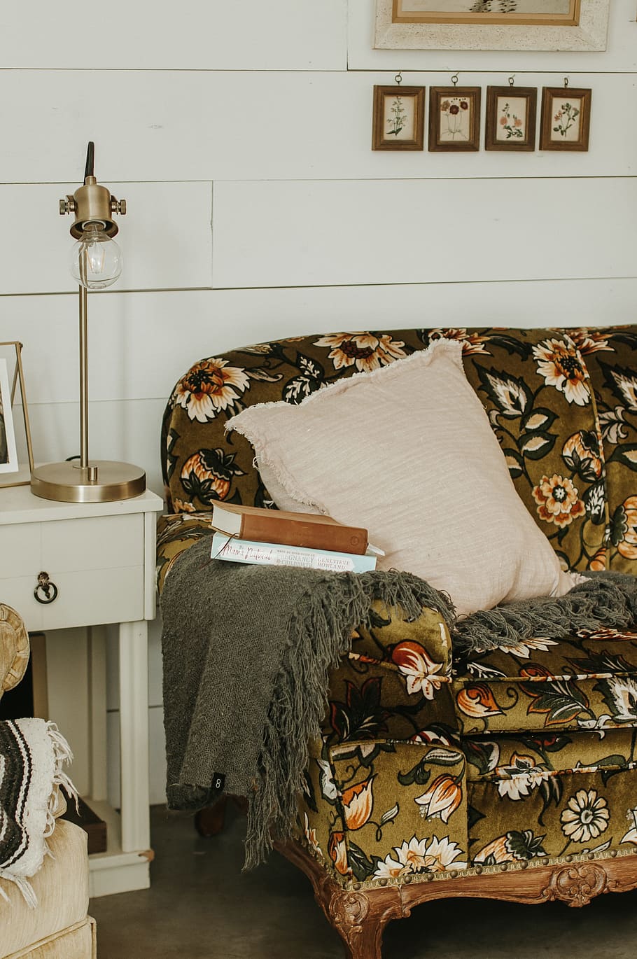 beige throw pillow, brass-colored table lamp, and two books, model HD wallpaper