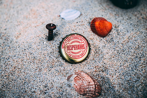 bottle crown and seashell on sands, screw, animal, invertebrate HD wallpaper