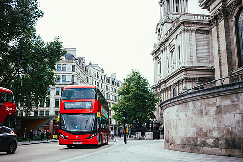 Red double decker bus on London road traffic signal, Advertisement HD wallpaper