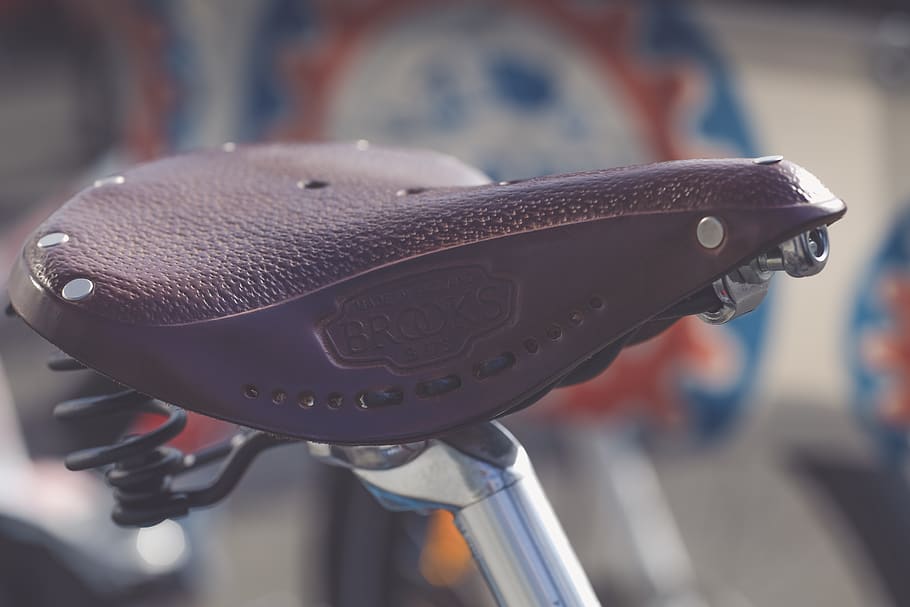 brown bicycle seat, focus on foreground, close-up, incidental people HD wallpaper