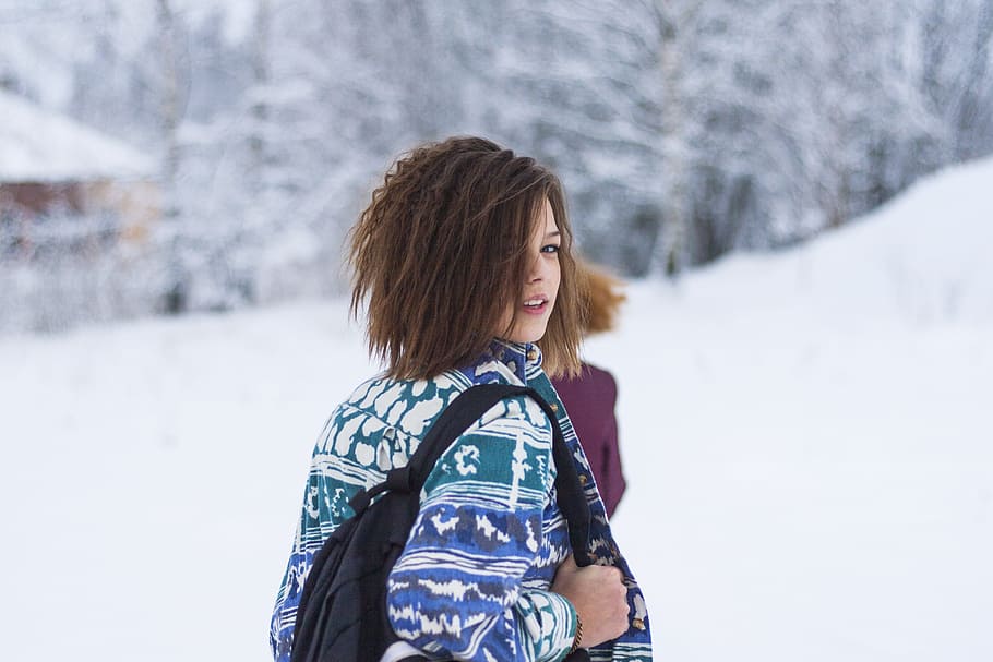 Selective Focus Portrait Photograph of Woman Wearing Blue, Green, and White Tribal Jacket and Black Backpack Outfit, HD wallpaper
