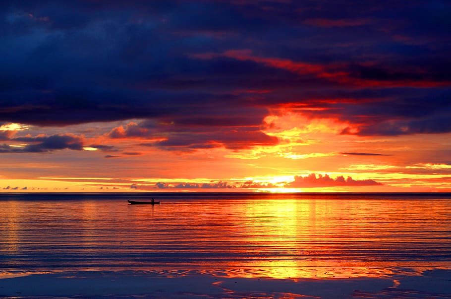 Ocean during Golden Hour, backlit, beach, dark clouds, dawn, evening HD wallpaper