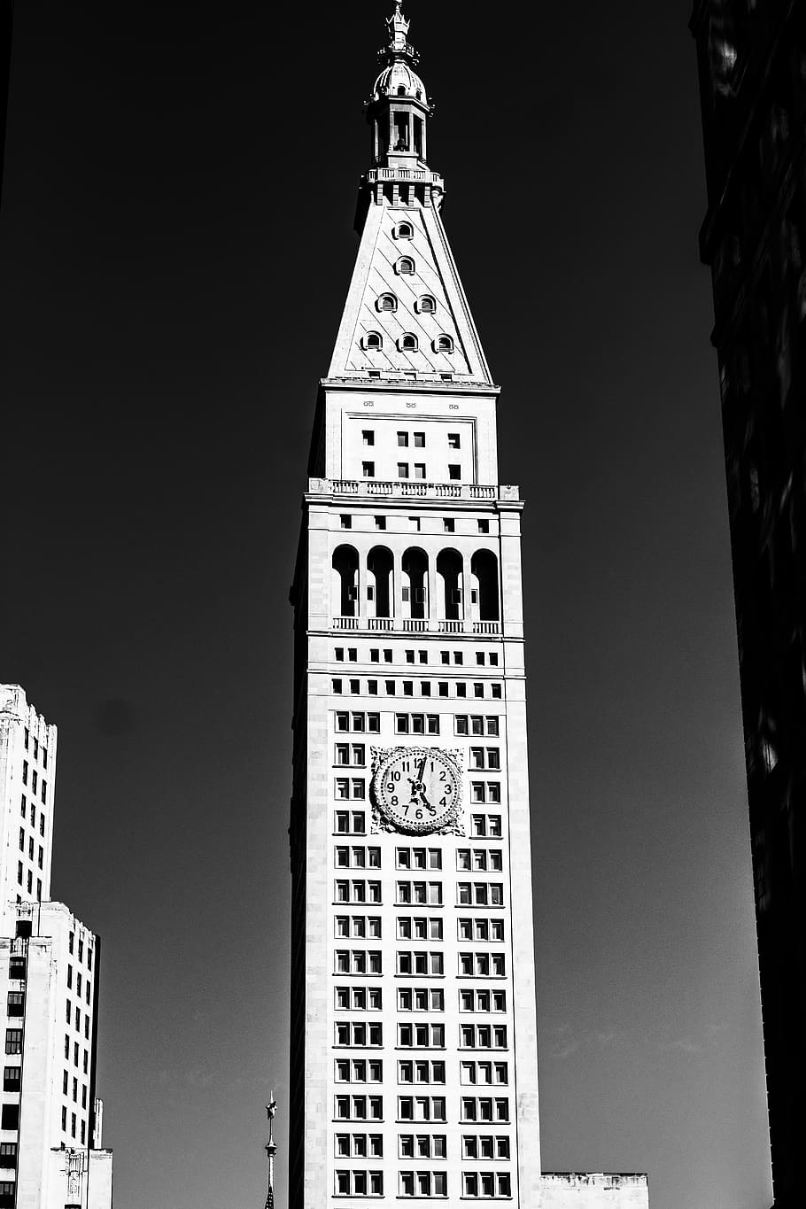 Gray Concrete Building, architectural design, architecture, black and white HD wallpaper