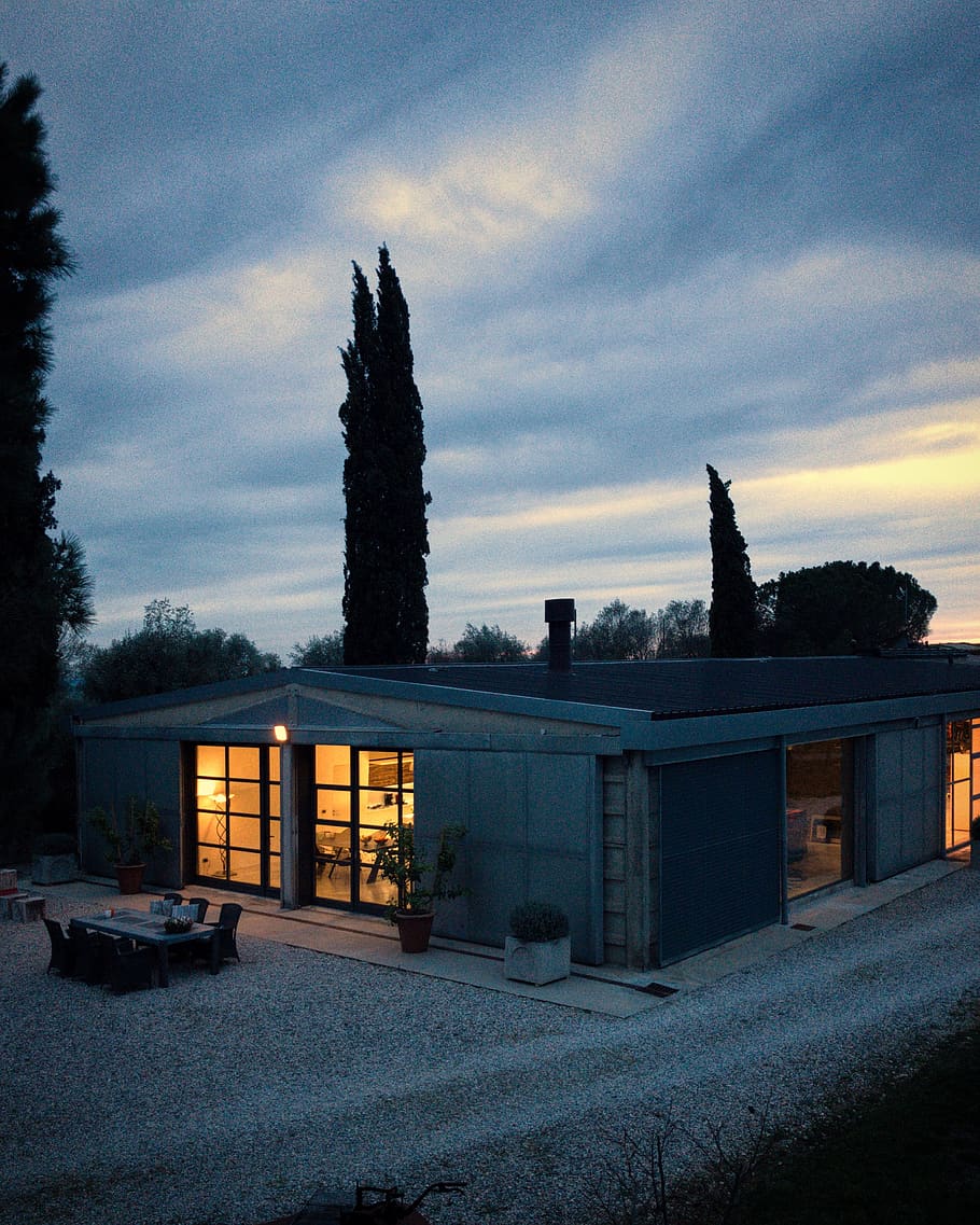 house, dusk, night, sunset, tuscany, hangar, warm light, spring HD wallpaper