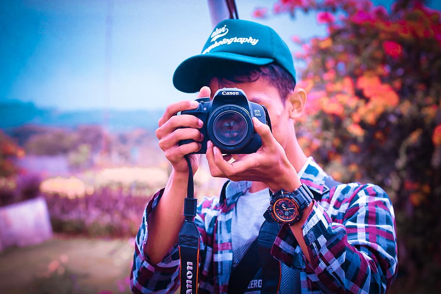Shallow Focus Photography of a Man Holding Camera, blur, boy, HD wallpaper