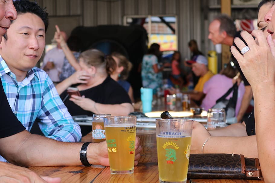 Four Person Talking on Table, alcoholic beverages, bar, beer HD wallpaper