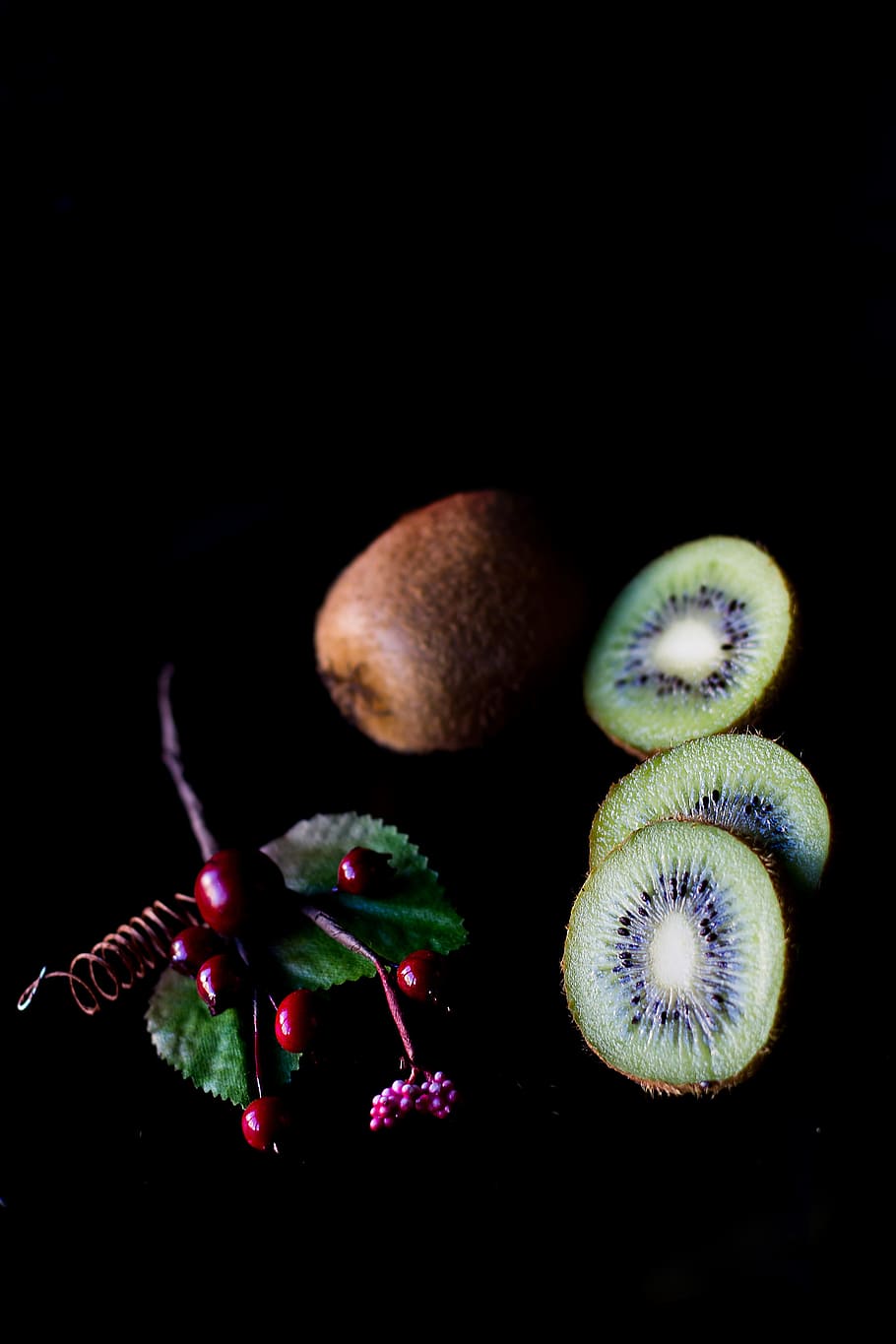 Beautiful kiwi, close up, dark, fruit, green, healthy, minimalistic HD wallpaper