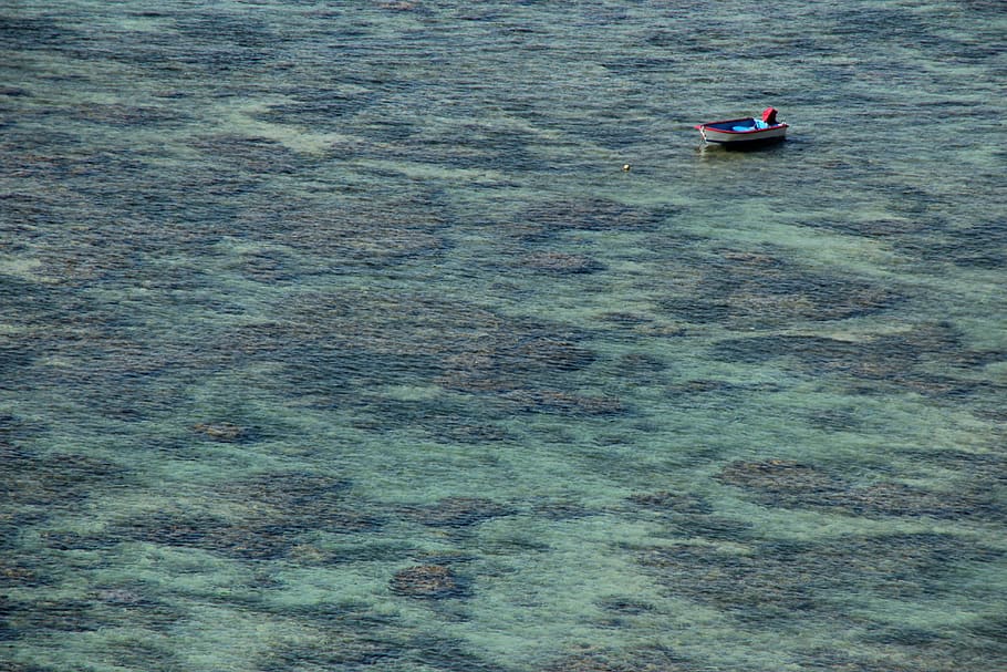 Middle ocean. След от лодки на воде.