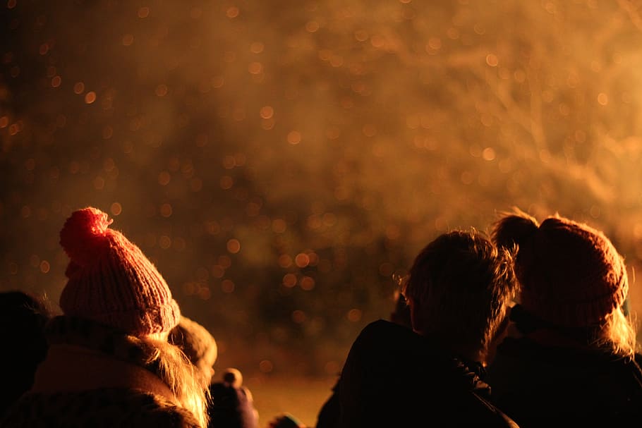 bonfire, smoke, campfire, night, winter, people, group of people HD wallpaper