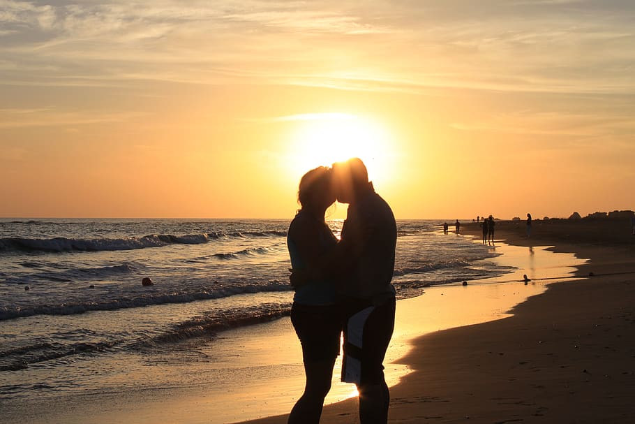 sunset, lovers, sea, beach, romantic, abendstimmung, dusk, silhouette HD wallpaper