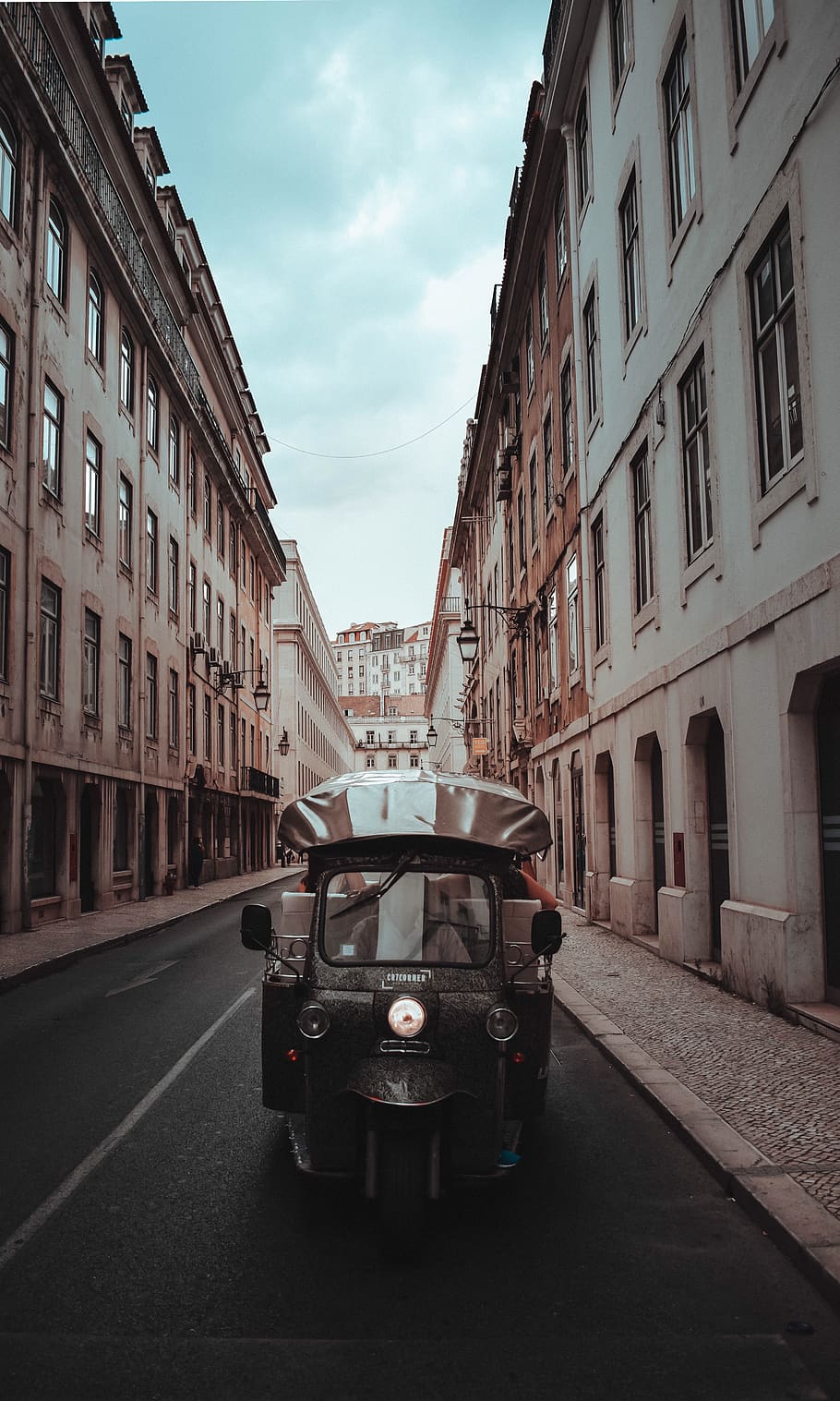 black auto rickshaw between buildings, street, road, city, car HD wallpaper