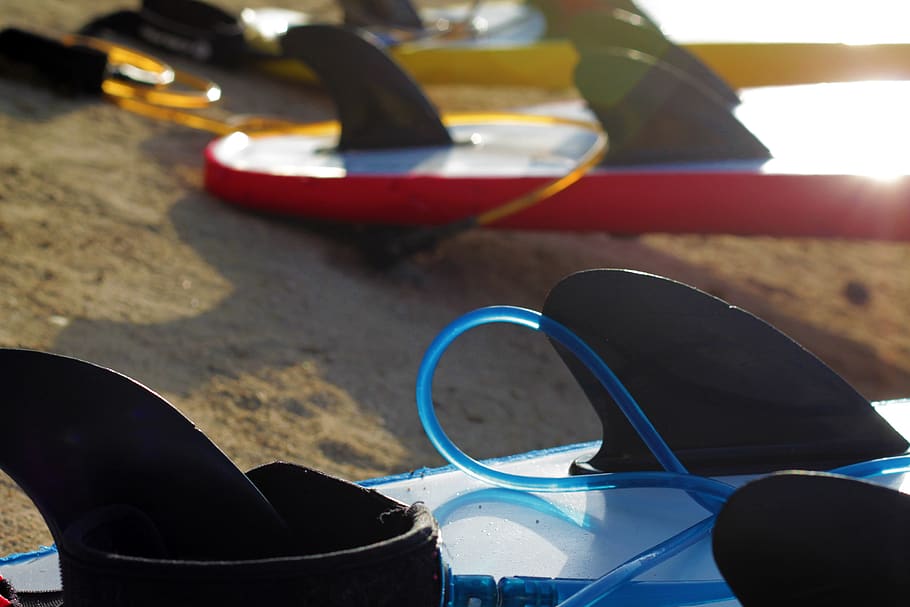 surf, beach, boards, sun, color, blue, yellow, red, day, focus on foreground HD wallpaper