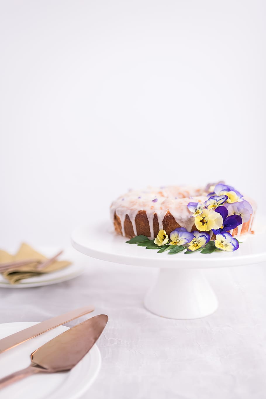 cake on ceramic footed plate, flower, sweet, sweet food, food and drink HD wallpaper