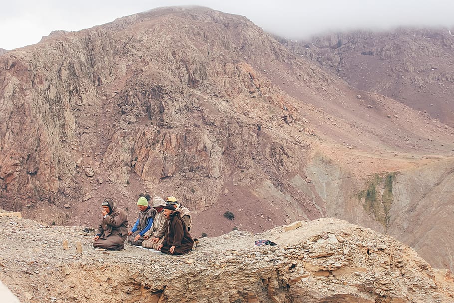 people sitting on cliff, ground, person, human, nature, outdoors HD wallpaper