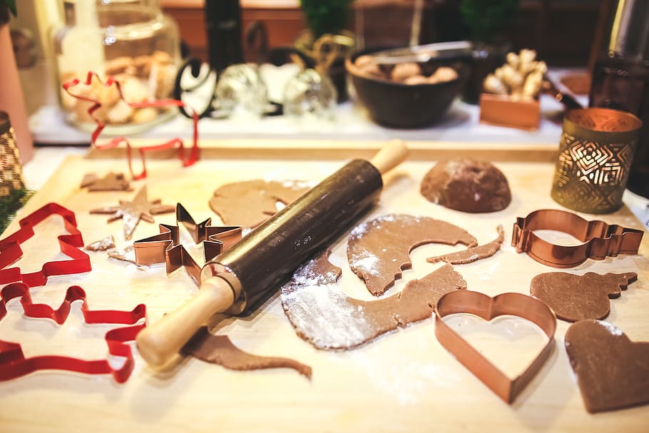 Making Gingerbread Cookies, bakery, baking, biscuits, christmas, HD wallpaper