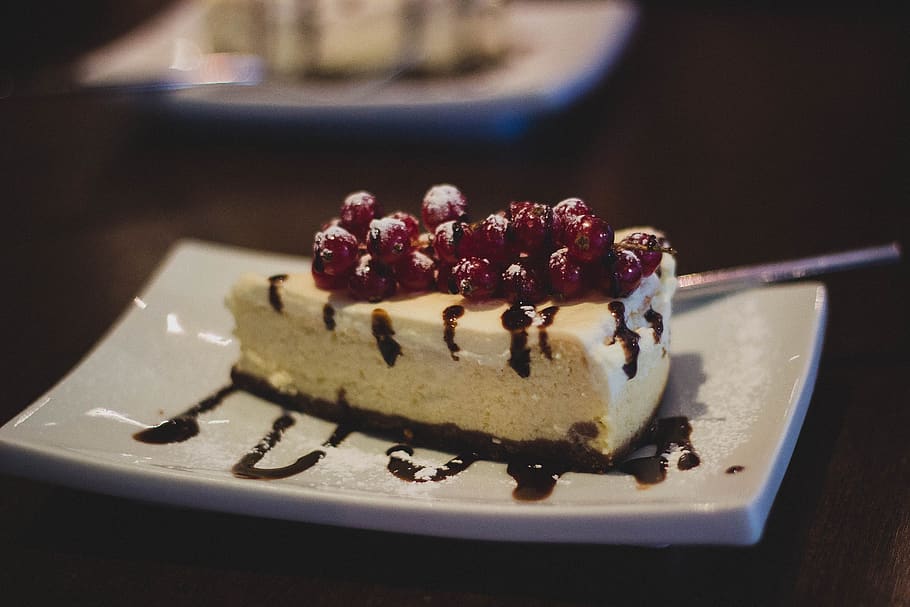 cheesecake, dessert, sweets, food, chocolate, syrup, plate HD wallpaper