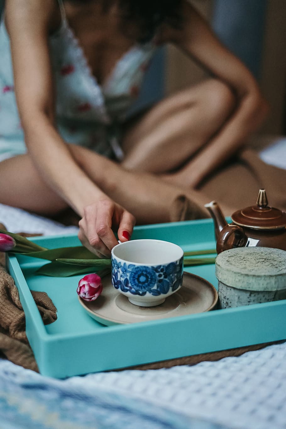 Woman delice. Woman Delice золотой чай. Have a Cup of Tea. Fairy woman with a Cup of Tea.