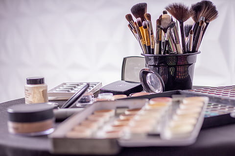 Makeup Brush on Black Container, assorted, blur, close-up, eye shadow HD wallpaper