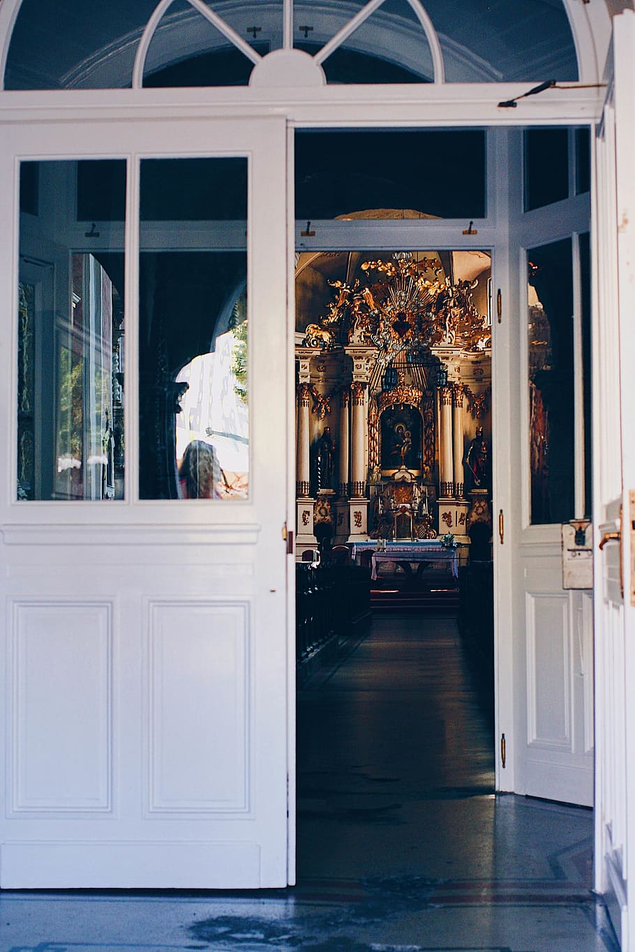Open Door Leading to a Cathedral, altar, architecture, building HD wallpaper