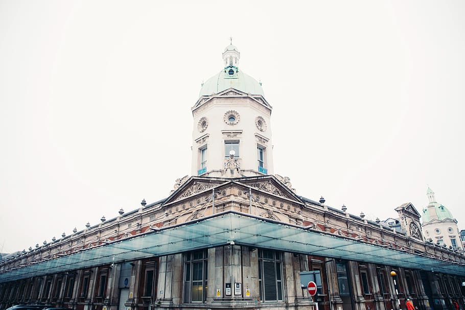 European architecture of Smithfield Market, Lindsey Street, London, England HD wallpaper