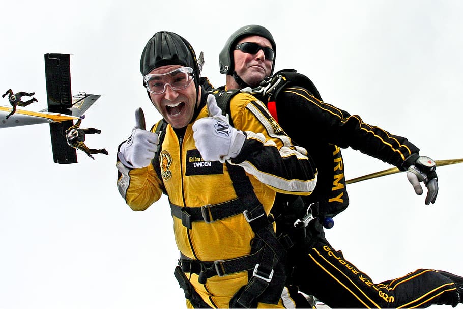Man in Yellow Jumpsuit and Man in Black Jumpsuit Sky Diving, adrenaline HD wallpaper
