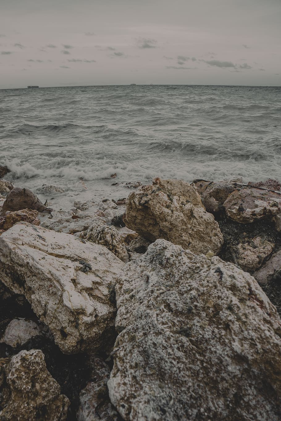 sea, water, sky, rock, horizon over water, rock - object, beauty in nature HD wallpaper
