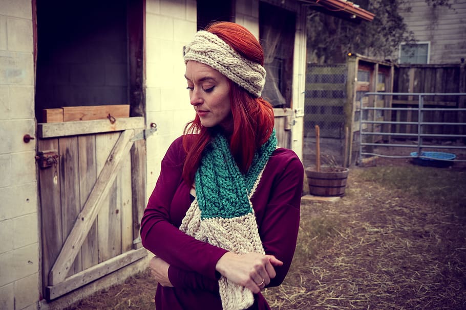 Woman in Purple Sweatshirt Wearing Knitted Beanie and Scarf, barn HD wallpaper
