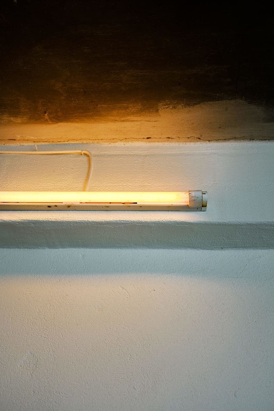 yellow fluorescent lamp mounted on white wall, light, striplight HD wallpaper
