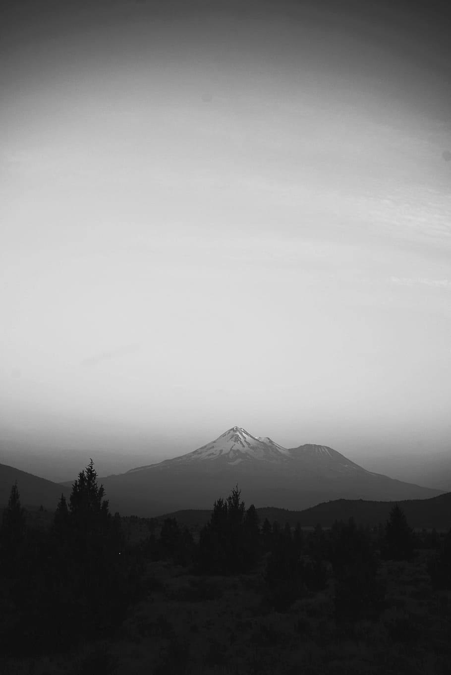 snow-covered mountain near pine trees during daytime, sky, black and white HD wallpaper