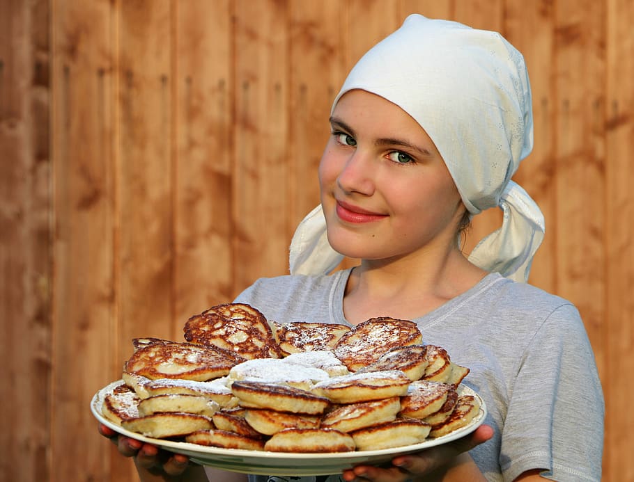 Woman in Grey Crew Neck Shirt Holding a White Ceramic Plate With Pancakes HD wallpaper